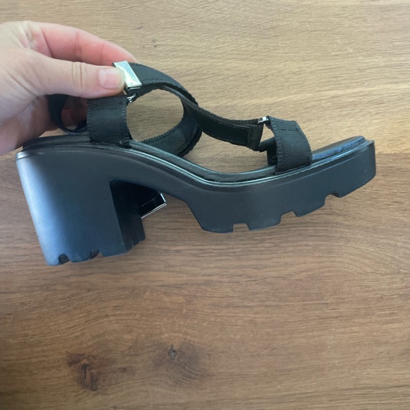 Worn only once chunky summer sandals goes with everything. - Picture 2 of 3